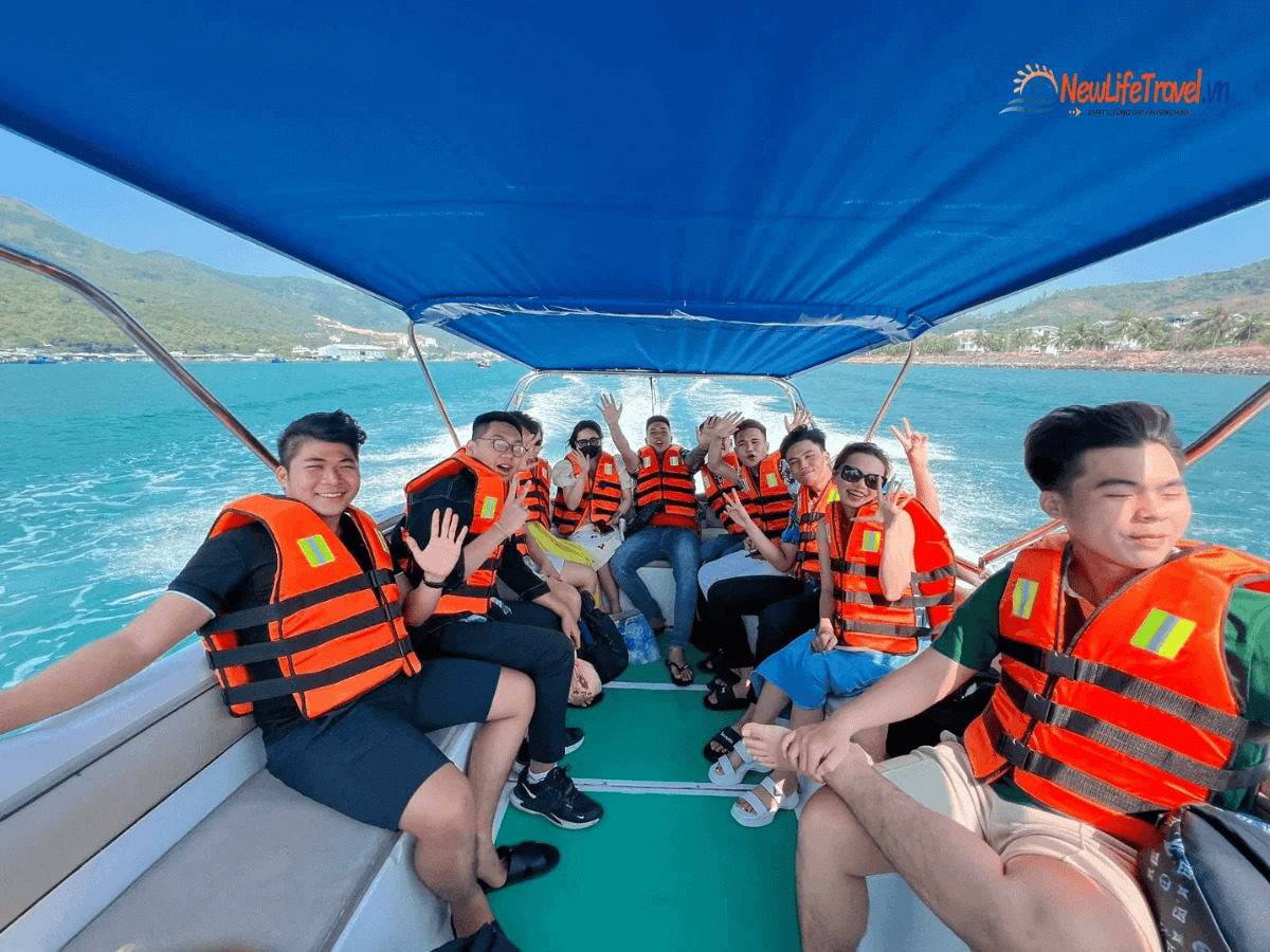 Canoes take tourists to the diving area