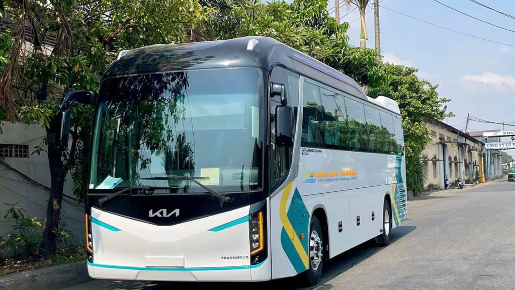 High-floor Kia Granbird 45-seater tour bus engineered for smooth mountain pass travel between Nha Trang and Da Lat